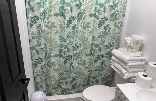 Lansing Casa | Spacious 6-bedroom house with AC, WiFi in lovely Lansing