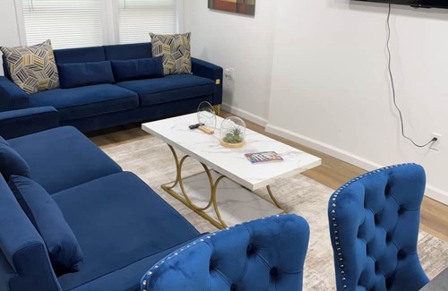 Lansing Casa | Spacious 6-bedroom house with AC, WiFi in lovely Lansing