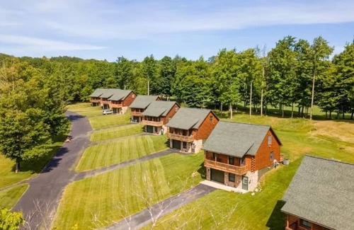 Gaylord Casa | Cabin 5464 - Pond View Log Cabin in Private Resort