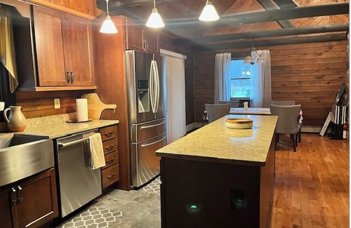 Bloomingburg Cabina | 3-bedroom cabin in peaceful Bloomingburg with WiFi, AC