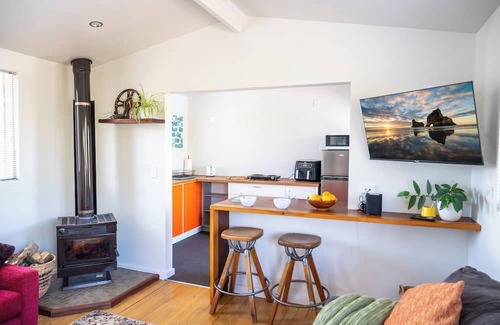 Richmond Apartamento | Cosy Studio with Pool, Fire & Quirky Past – Your base to explore Tasman & Nelson