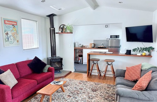 Richmond Apartamento | Cosy Studio with Pool, Fire & Quirky Past – Your base to explore Tasman & Nelson