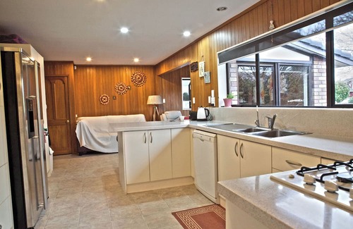 West Harbour Casa | Harbour & Sky View rooms, easily accessible to the Auckland CBD