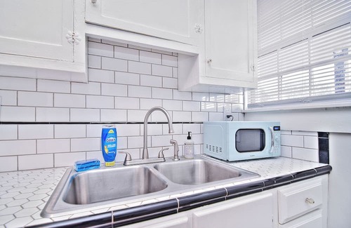 Shelby Apartamento | McSwain House #2- Historic, walk uptown, parking!