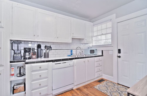 Shelby Apartamento | McSwain House #2- Historic, walk uptown, parking!