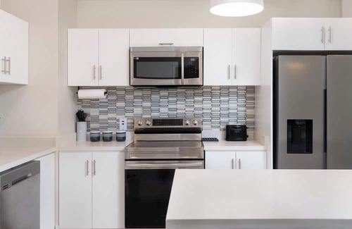 Gibbs Bay Apartamento | Coral Beach 105 – Stylish 2Bed Home Near Mullins Beach with Pool & Private Patio