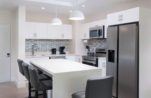 Gibbs Bay Apartamento | Coral Beach 105 – Stylish 2Bed Home Near Mullins Beach with Pool & Private Patio