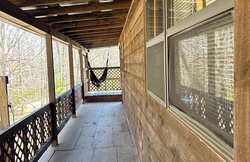 Wellington Cabina | Charming 2-bedroom cabin with WiFi, AC, hottub and sauna!