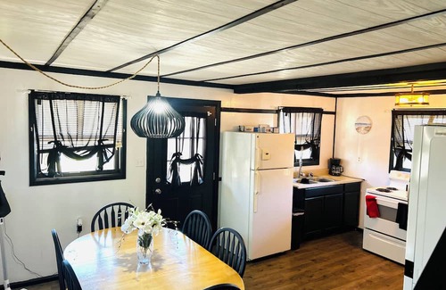 Wellington Cabina | Charming 2-bedroom cabin with WiFi, AC, hottub and sauna!