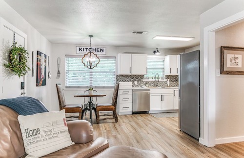 Keller Casa | Charming 2-bedroom house in lovely Keller with WiFi, AC