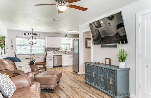 Keller Casa | Charming 2-bedroom house in lovely Keller with WiFi, AC