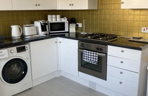 Port Talbot Casa | Step Free Bungalow By The Beach/Extra Wide Doorwayn2 minutes from the beach