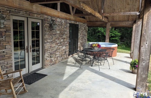 Ruffin Cabina | Charming 2-bedroom cabin with Hot Tub in quaint Reidsville, NC