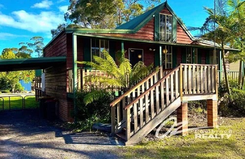 Worrowing Heights Cabaña | Cosy Cottage in Sanctuary Point. Pet Friendly
