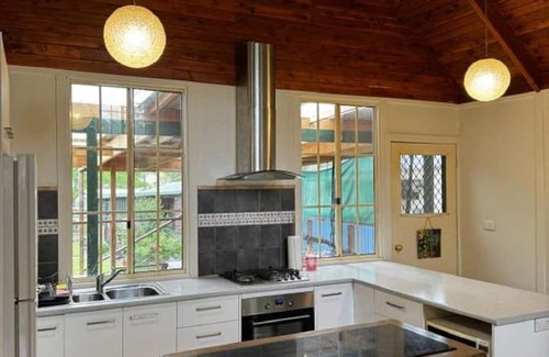 Worrowing Heights Cabaña | Cosy Cottage in Sanctuary Point. Pet Friendly