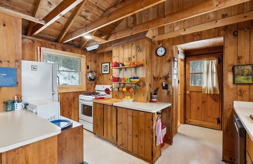 West Newfield Cabina | Balch Lakeside Lodge 3-bedroom cabin with WIFI/AC