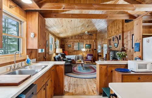 West Newfield Cabina | Balch Lakeside Lodge 3-bedroom cabin with WIFI/AC