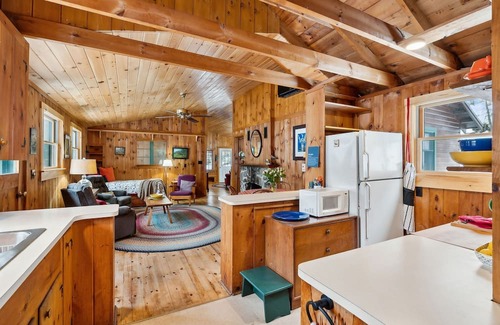 West Newfield Cabina | Balch Lakeside Lodge 3-bedroom cabin with WIFI/AC
