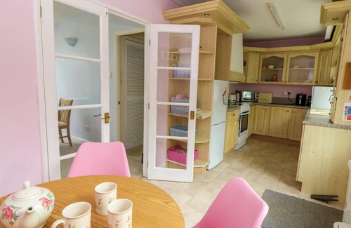 Llanfyrnach Cabaña | NANNY JILL'S CABIN, pet friendly, with a garden in Crymych