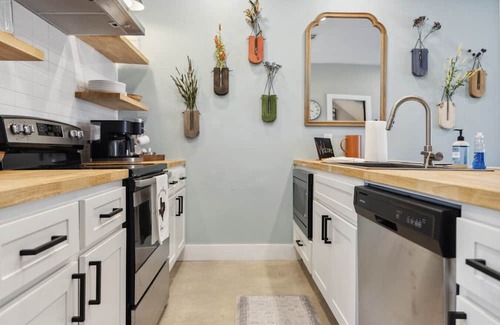 Downtown Casa | The Retreat - 1BR/1.5BA 1 Block Downtown Bryan