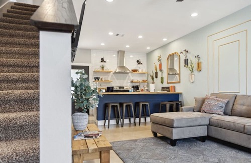Downtown Casa | The Retreat - 1BR/1.5BA 1 Block Downtown Bryan