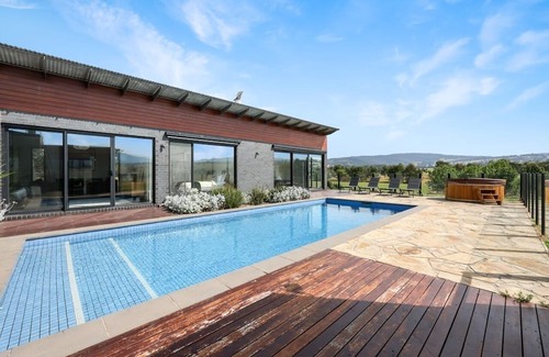 Merrijig Casa | Luxury country escape! Spectacular views, Spa, Pool, Fire pit, Spacious home