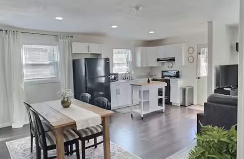 Blackberry Apartamento | Chic 1-bedroom apartment with WiFi, AC minutes from Philpott Lake