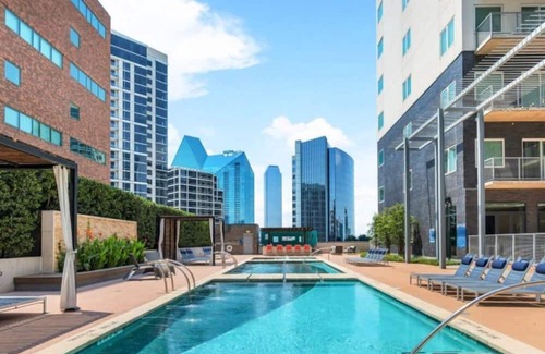 Uptown Condominio | Modern 1BR Condo at Miro – Rooftop Pool & Fire Pit!