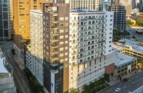 Uptown Condominio | Modern 1BR Condo at Miro – Rooftop Pool & Fire Pit!