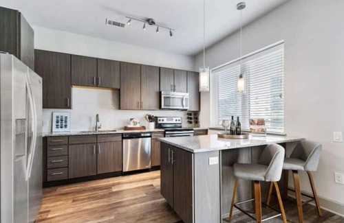 Uptown Condominio | Modern 1BR Condo at Miro – Rooftop Pool & Fire Pit!