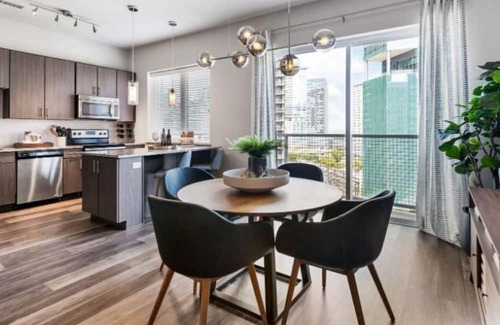 Uptown Condominio | Stylish 1BR at Miro – Rooftop Pool and Fire Pit!