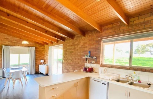 Poowong Otro | Rolling Hills Retreat