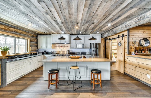 Harrison Cabina | Perfect for Families: Custom-Built Harrison Cabin!