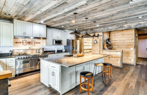 Harrison Cabina | Perfect for Families: Custom-Built Harrison Cabin!