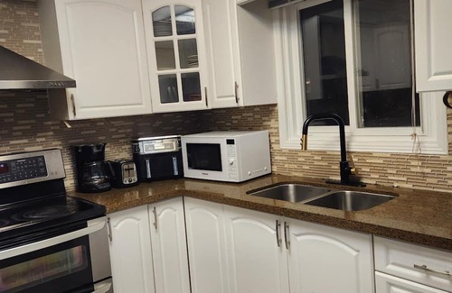 Brampton Casa | 25 minutes From YYZ Airport Luxurious 5 Bedrooms 3Bath Home with a POOL & WIFI