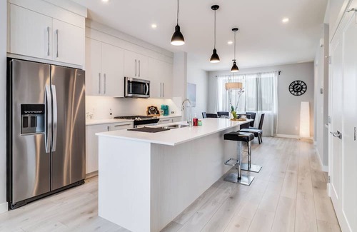 Chestermere Casa | New Home with Central AC, 15 Mins to YYC, 5 Mins to Lake & Stoney - Pets welcome