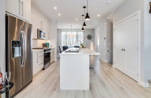 Chestermere Casa | New Home with Central AC, 15 Mins to YYC, 5 Mins to Lake & Stoney - Pets welcome