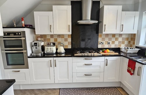 Port Talbot Casa | 6 Minutes Walk To The Beach /Easy Access Downstairs Bedroom/Wet Room.