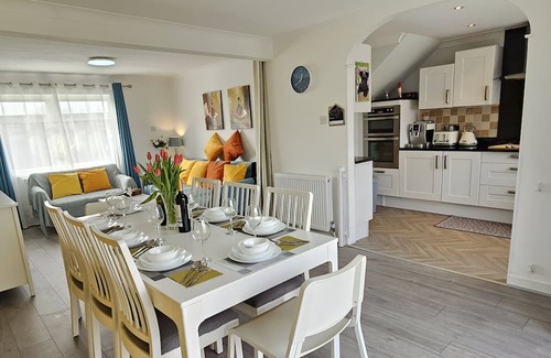 Port Talbot Casa | 6 Minutes Walk To The Beach /Easy Access Downstairs Bedroom/Wet Room.
