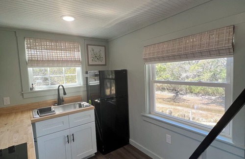 Ocracoke Cabaña | Birdland: Private tiny house with marsh views and kayak access