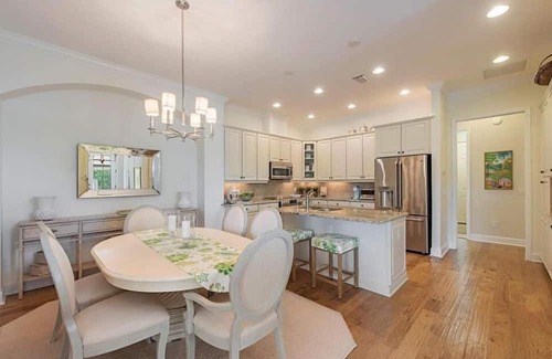 Bonita Springs Villa | Charming 2-BR plus villa with WiFi, fitness, pool & pickleball in Bonita Springs