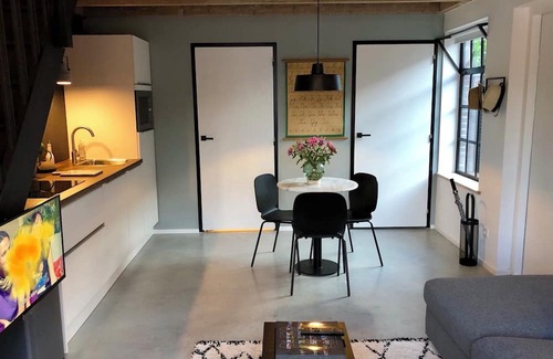 Heerlen Apartamento | Apartment in south Limburg for two people in old school with sunny garden