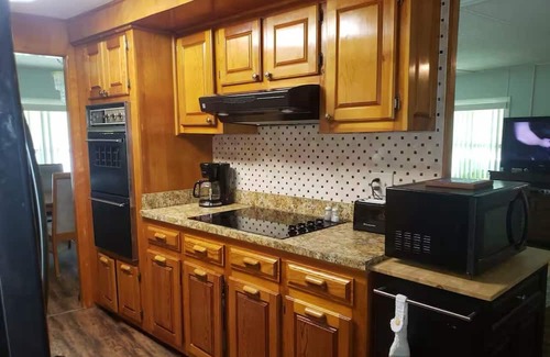Chassahowitzka Casa | Chassahowitzka 2-bedroom double wide mobile home with WiFi, AC, Hot Tub, kayaks