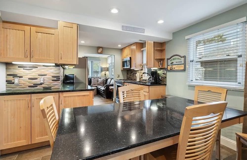 North Beach Haven Casa | Spacious 7-bedroom house in charming Spray Beach with WiFi, AC. Oceanside