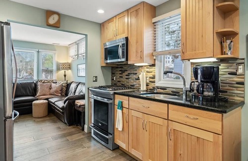 North Beach Haven Casa | Spacious 7-bedroom house in charming Spray Beach with WiFi, AC. Oceanside