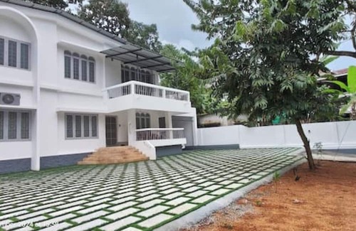 Kottayam Casa | Genesis spaces non AC upto 4 guests Kottayam