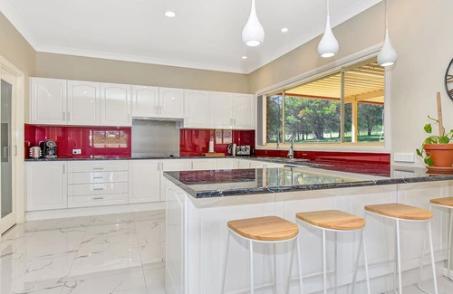 Branxton Casa | Hunter Valley Family Oasis - 5 bedroom House with Pool