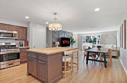 Arlington Heights Casa | The Arlington Heights Breakaway - 6 Luxury Bed House NEW