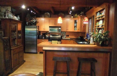 Roberts Creek Casa | Roberts Creek: Charming 3-bedroom/2 bath post 'n beam steps to Henderson Beach
