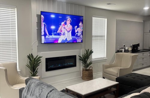 Welcome Casa | Modern, New Build Dog Friendly 3-bedroom home close to DT Greenville